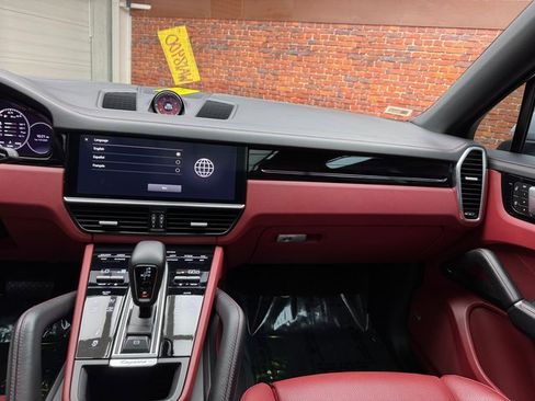 Used 2022 Porsche Cayenne Platinum Edition image 20