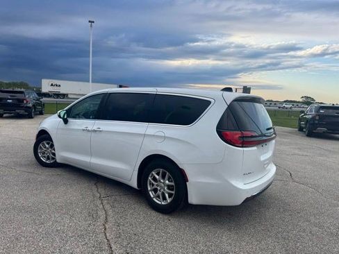 Used 2023 Chrysler Pacifica Touring-L FWD image 7