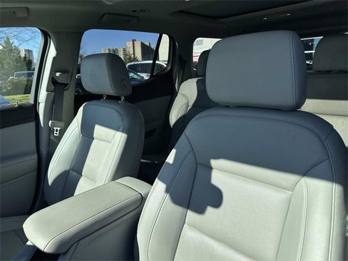 Used 2021 GMC Acadia SLT w/ Premium Package image 18