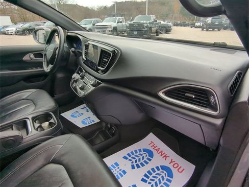 Used 2020 Chrysler Pacifica Touring-L w/ Advanced Safetytec Group image 29