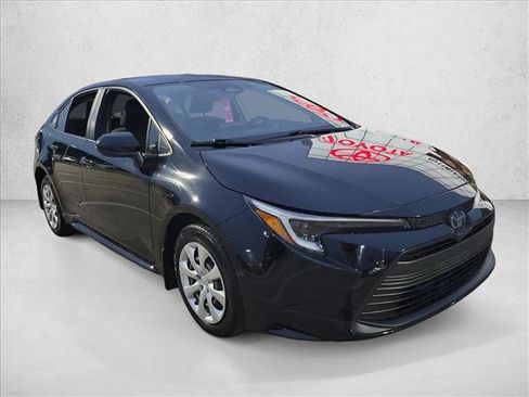 Used 2023 Toyota Corolla LE image 3