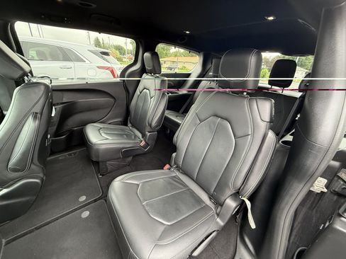 Used 2018 Chrysler Pacifica Touring-L Plus w/ S Appearance Package FWD image 12