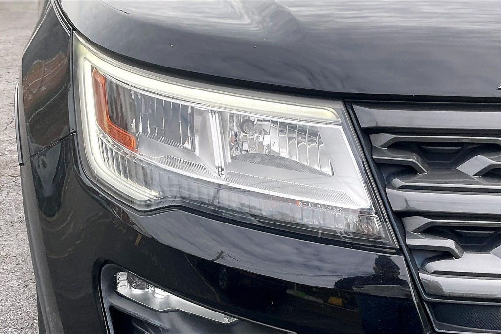 Used 2018 Ford Explorer XLT w/ Equipment Group 202A AWD/4WD image 29