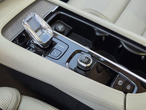 Certified 2025 Volvo XC90 B5 Ultra w/ Protection Package Premier image 28