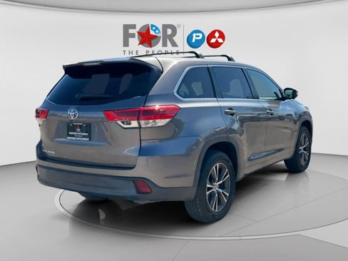Used 2018 Toyota Highlander LE FWD image 5