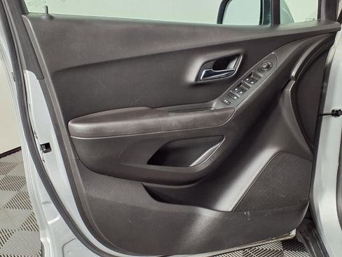 Used 2020 Chevrolet Trax LT w/ LT Convenience Package image 20