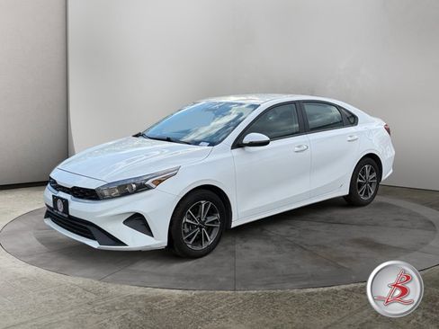 Used 2023 Kia Forte LXS w/ LXS Technology Package FWD image 2