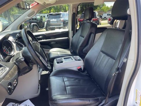 Used 2014 Chrysler Town & Country Touring FWD image 11