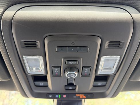 Used 2021 GMC Yukon SLT w/ SLT Premium Package image 18