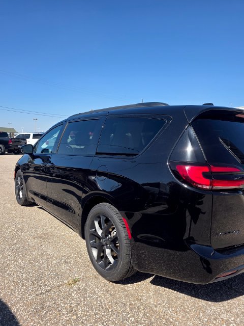 Used 2025 Chrysler Pacifica Limited FWD image 9
