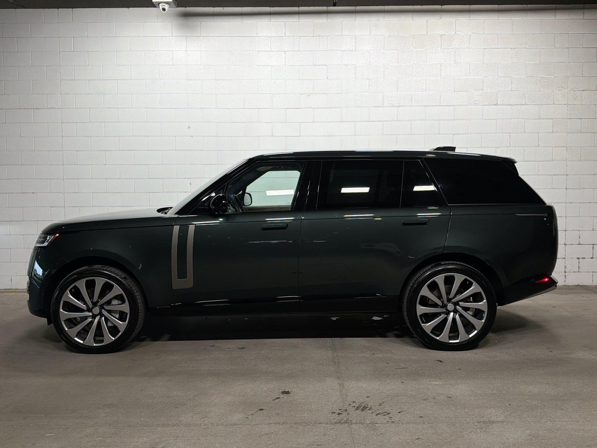 Used 2025 Land Rover Range Rover Long Wheelbase SE AWD/4WD image 2