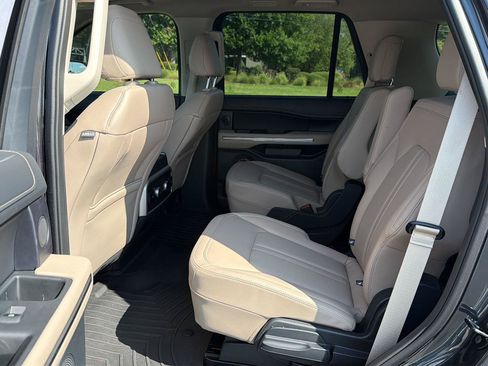 Used 2024 Ford Expedition Limited RWD image 11