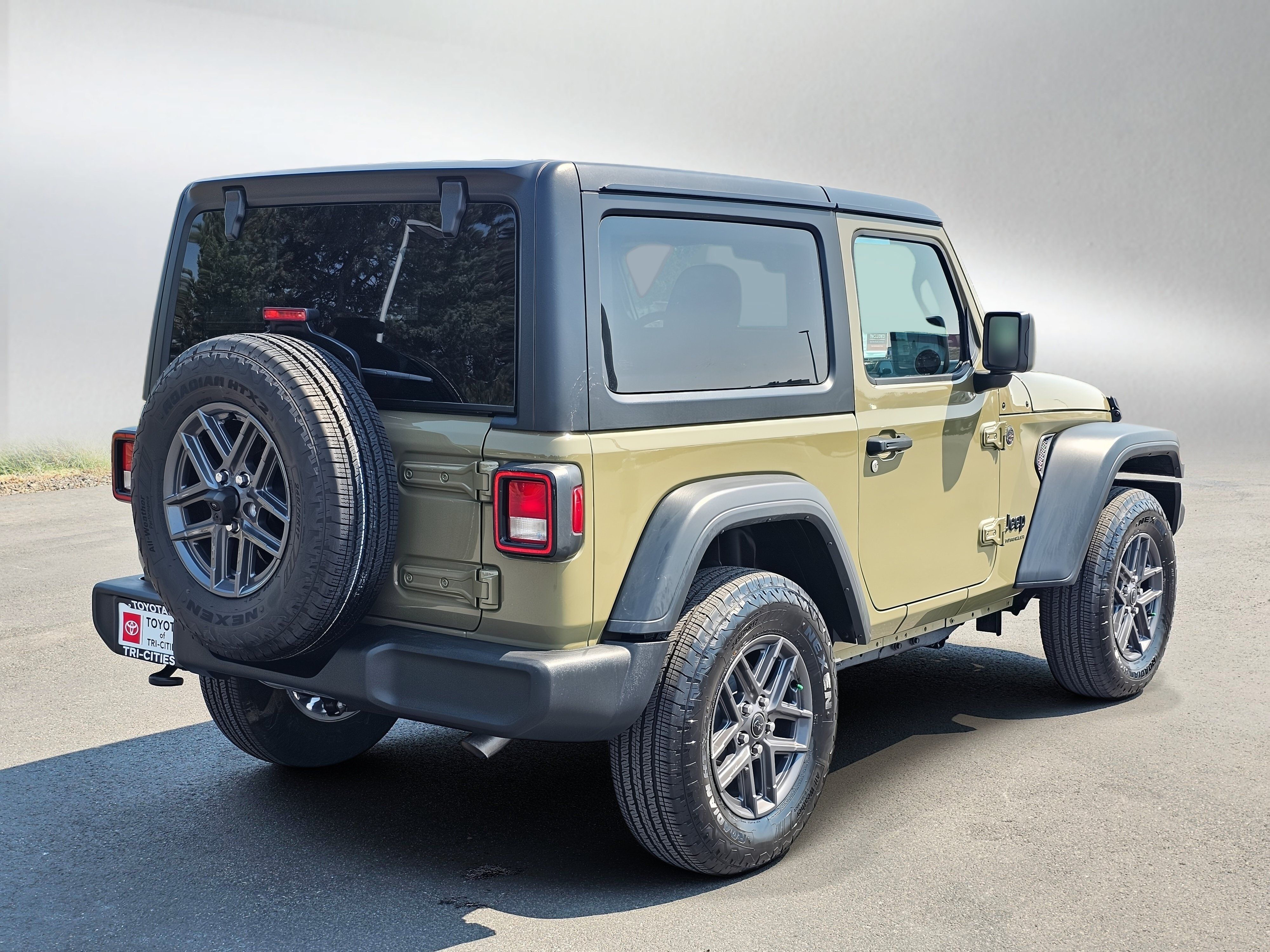 Used 2025 Jeep Wrangler Sport AWD/4WD image 31