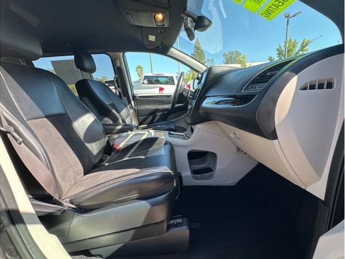 Used 2019 Dodge Grand Caravan SXT FWD image 11