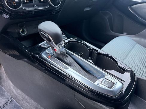 Used 2025 Chevrolet Trax LT image 40