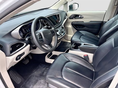 Used 2023 Chrysler Pacifica Touring-L FWD image 21