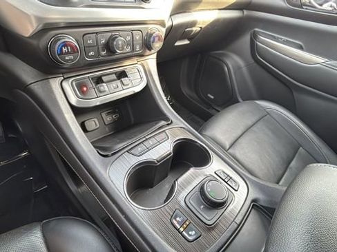 Used 2023 GMC Acadia SLT image 14