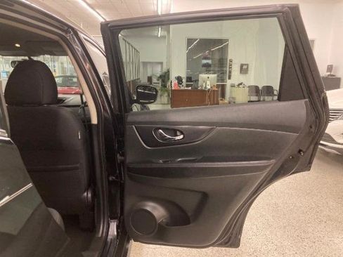 Used 2018 Nissan Rogue S FWD image 36