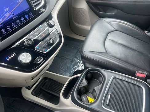 Used 2017 Chrysler Pacifica Touring-L Plus w/ Advanced Safetytec Group FWD image 18