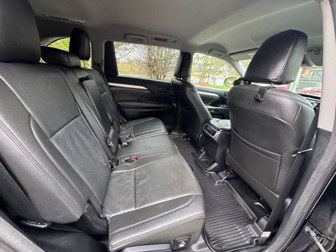 Used 2018 Toyota Highlander LE AWD/4WD image 12