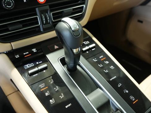 Used 2025 Porsche Macan image 24