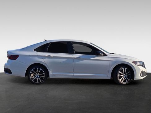 Used 2022 Volkswagen Jetta Sport image 3