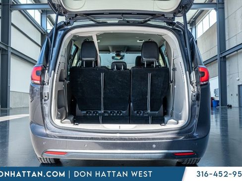 Used 2023 Chrysler Pacifica Touring-L FWD image 33