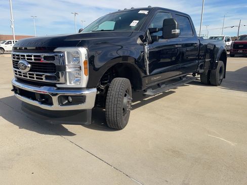 Used 2025 Ford F350 XLT image 3