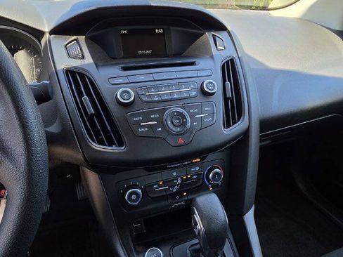 Used 2017 Ford Focus SE FWD image 11