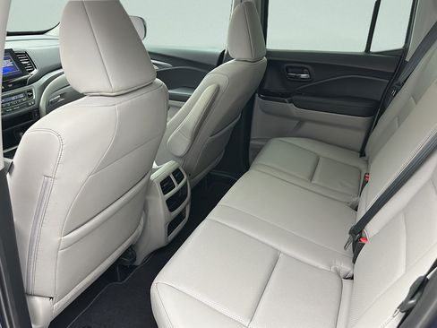 Used 2024 Volvo XC40 B5 Core AWD/4WD image 11