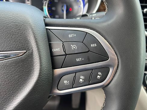 Used 2023 Chrysler Pacifica Limited FWD image 23