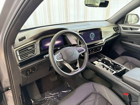 Used 2024 Volkswagen Atlas Cross Sport SE w/ Panoramic Sunroof Package image 4