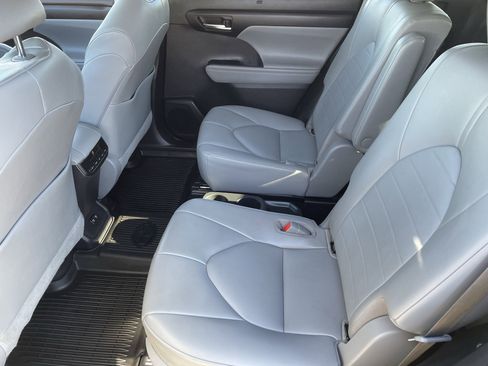 Used 2020 Toyota Highlander XLE image 16