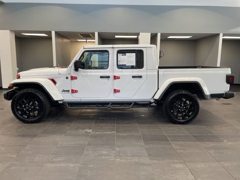 Used 2025 Jeep Gladiator Sport AWD/4WD image 7