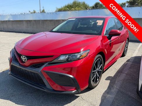 Used 2021 Toyota Camry SE FWD image 2