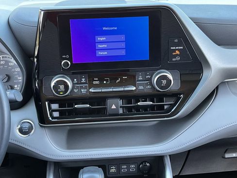 Used 2023 Toyota Highlander LE image 15