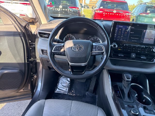 Used 2022 Toyota Highlander Platinum AWD/4WD image 16