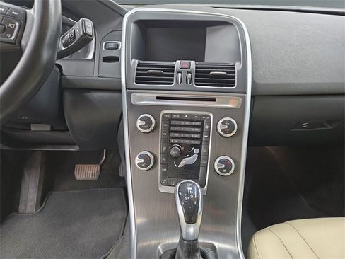 Used 2016 Volvo XC60 T6 Platinum image 15