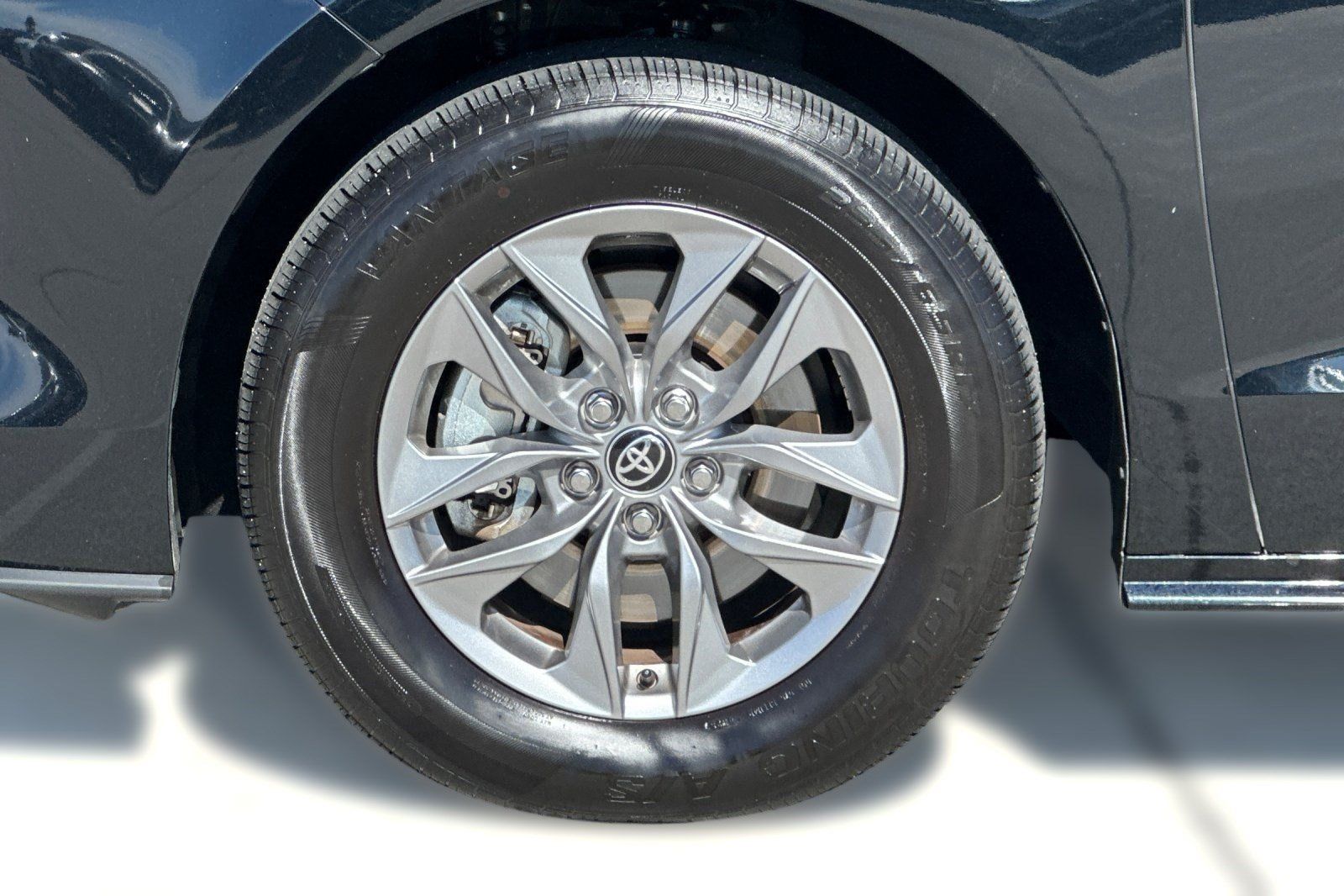 Used 2026 Toyota Sienna XLE FWD image 11