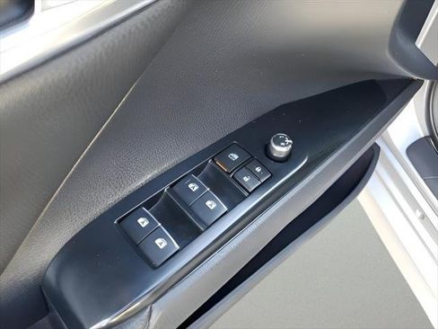 Used 2019 Toyota Camry XLE FWD image 16