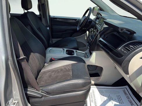 Used 2019 Dodge Grand Caravan SXT FWD image 3