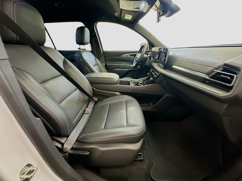 Used 2025 Chevrolet Traverse LT image 33