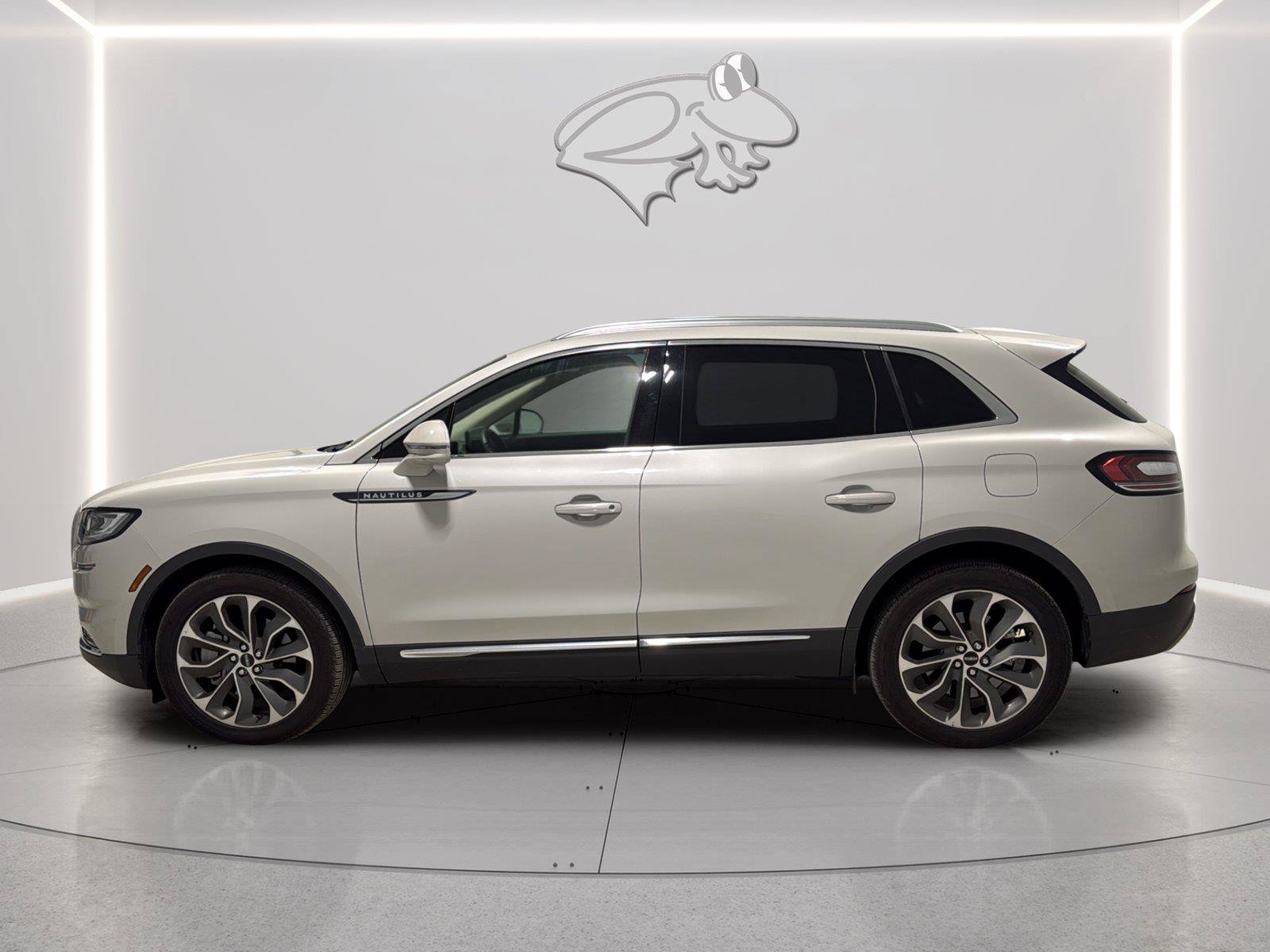 Used 2023 Lincoln Nautilus Reserve w/ Luxury Package AWD/4WD image 2