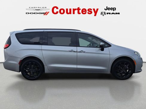 Certified 2023 Chrysler Pacifica Touring-L w/ Uconnect Theater Family Group AWD/4WD image 2