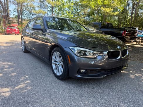 Used 2018 BMW 320i Sedan RWD image 3