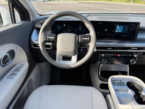 Used 2026 Hyundai Ioniq 9 SE image 3