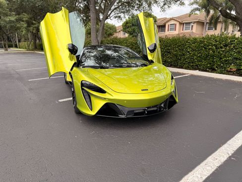 Used 2023 McLaren Artura image 14