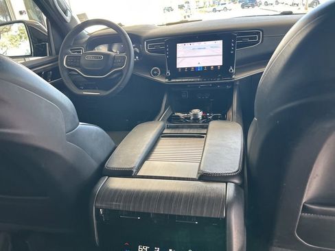 Used 2023 Jeep Wagoneer Series III w/ Preferred Equipment Group image 28