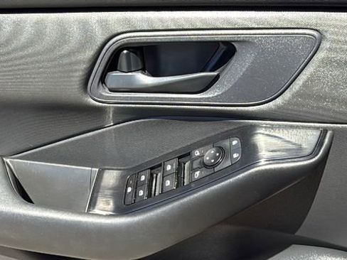 Used 2025 Nissan Rogue S AWD/4WD image 22