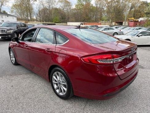Used 2017 Ford Fusion SE image 3